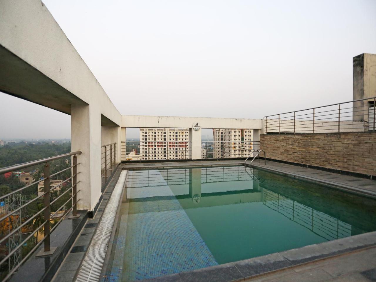 Capital O 10212 Hotel West Willows Xanadu Kolkata Bagian luar foto