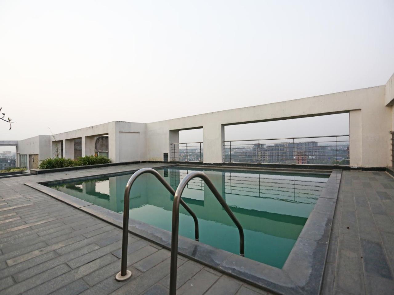 Capital O 10212 Hotel West Willows Xanadu Kolkata Bagian luar foto