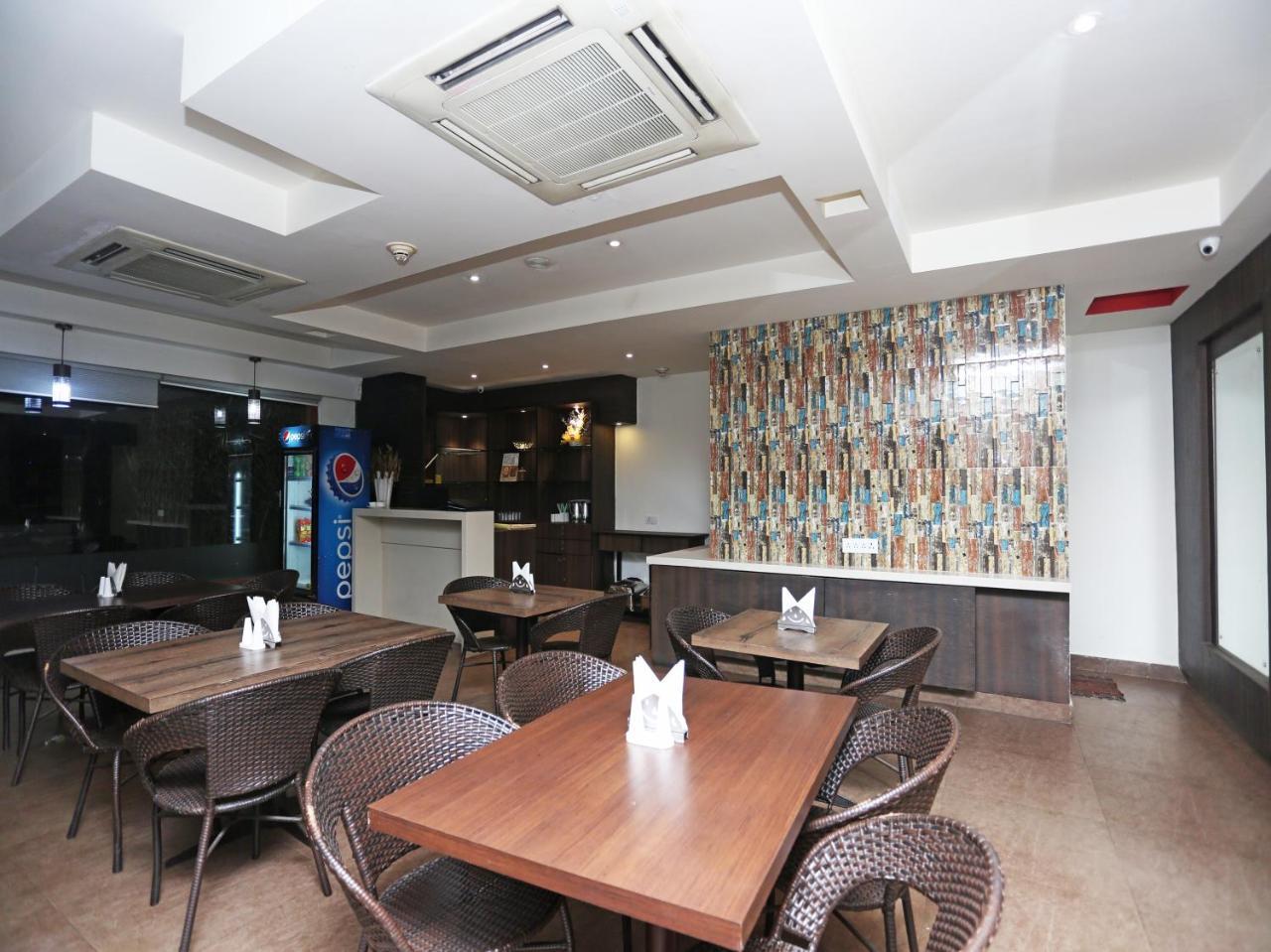 Capital O 10212 Hotel West Willows Xanadu Kolkata Bagian luar foto