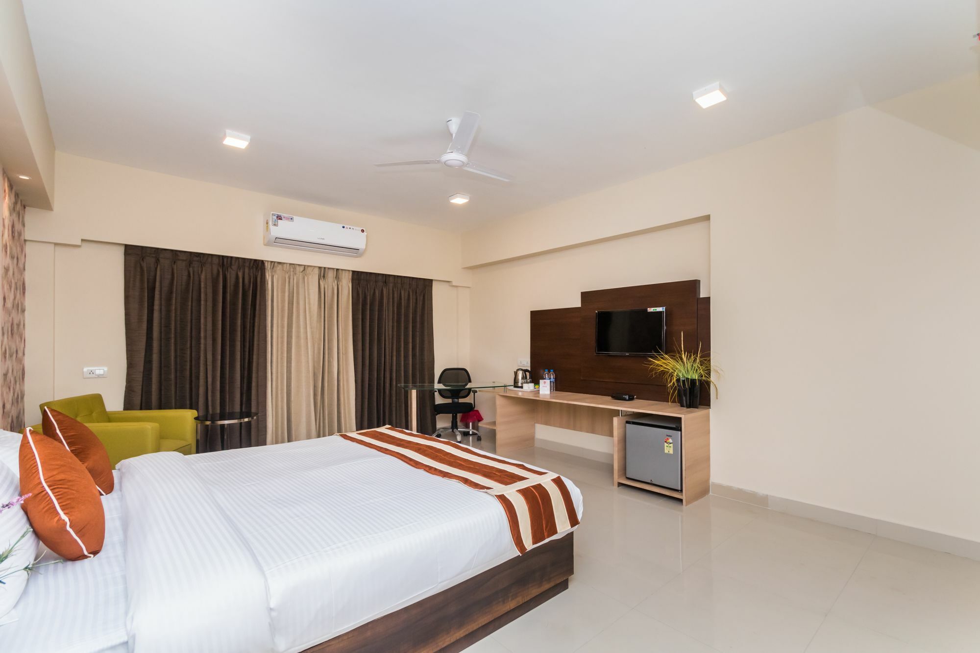 Capital O 10212 Hotel West Willows Xanadu Kolkata Bagian luar foto