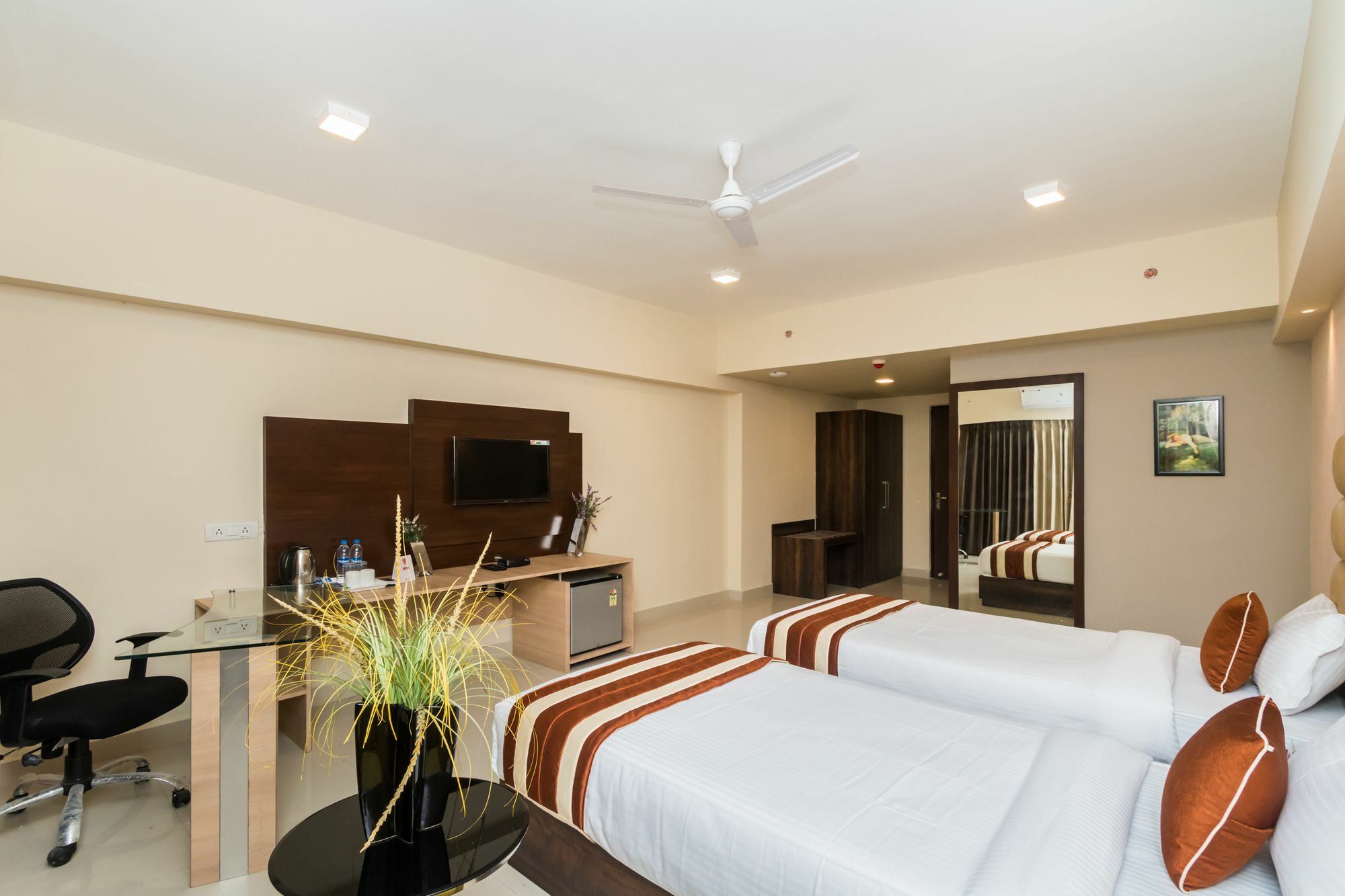 Capital O 10212 Hotel West Willows Xanadu Kolkata Bagian luar foto