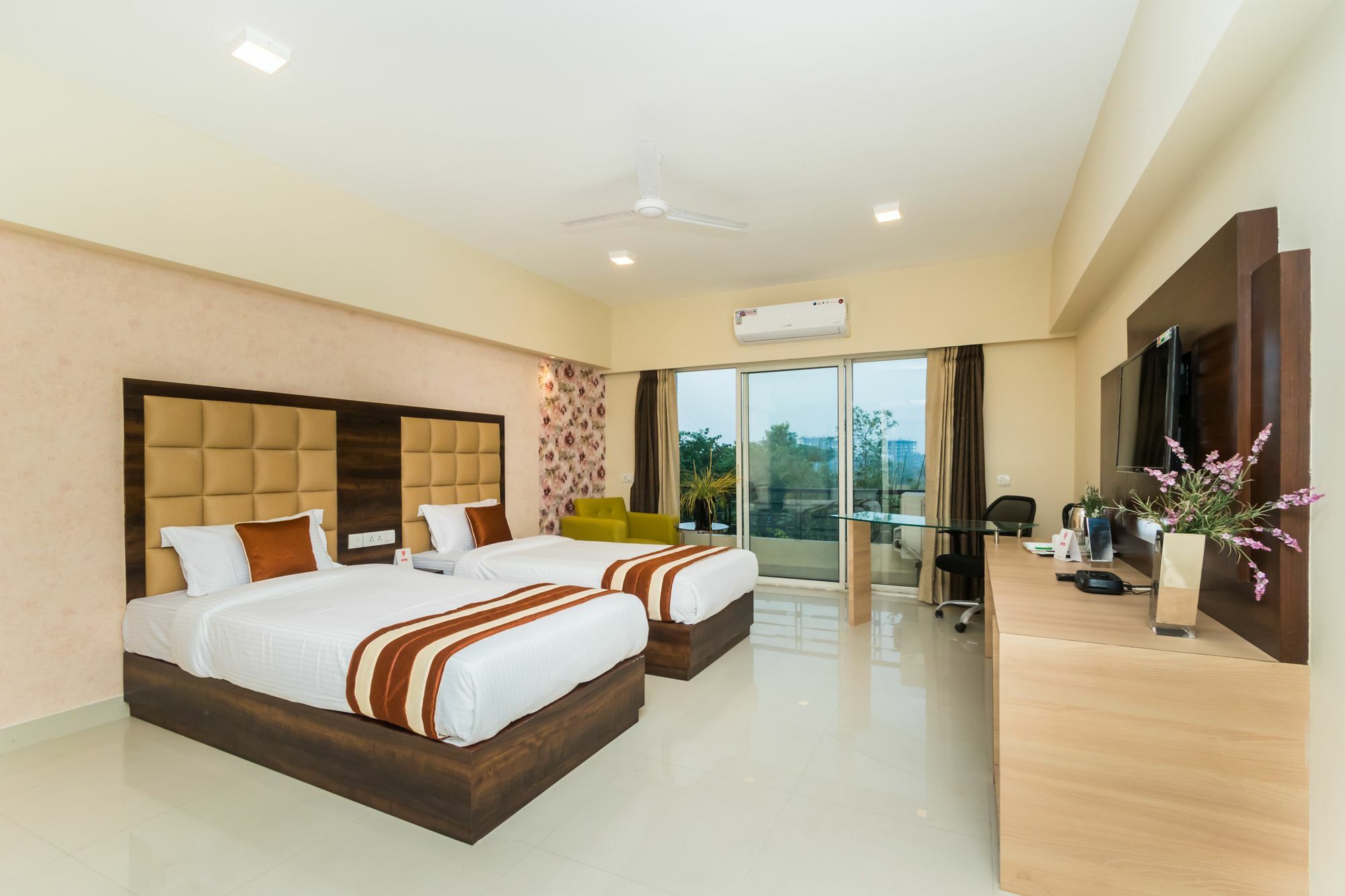 Capital O 10212 Hotel West Willows Xanadu Kolkata Bagian luar foto